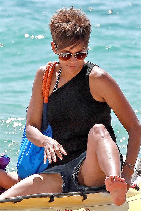 Choco recommendet pics upskirt halle berry